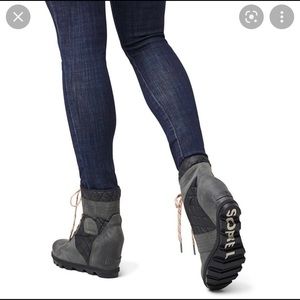 Like New Sorel Wedge Boots - grey and black size 7.5